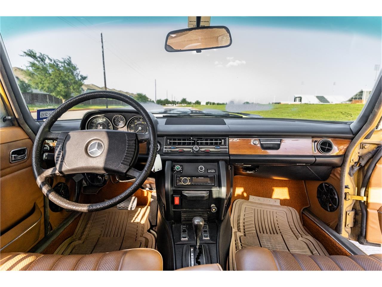 Mercedes-benz-280-1976-Gold-Tan-41