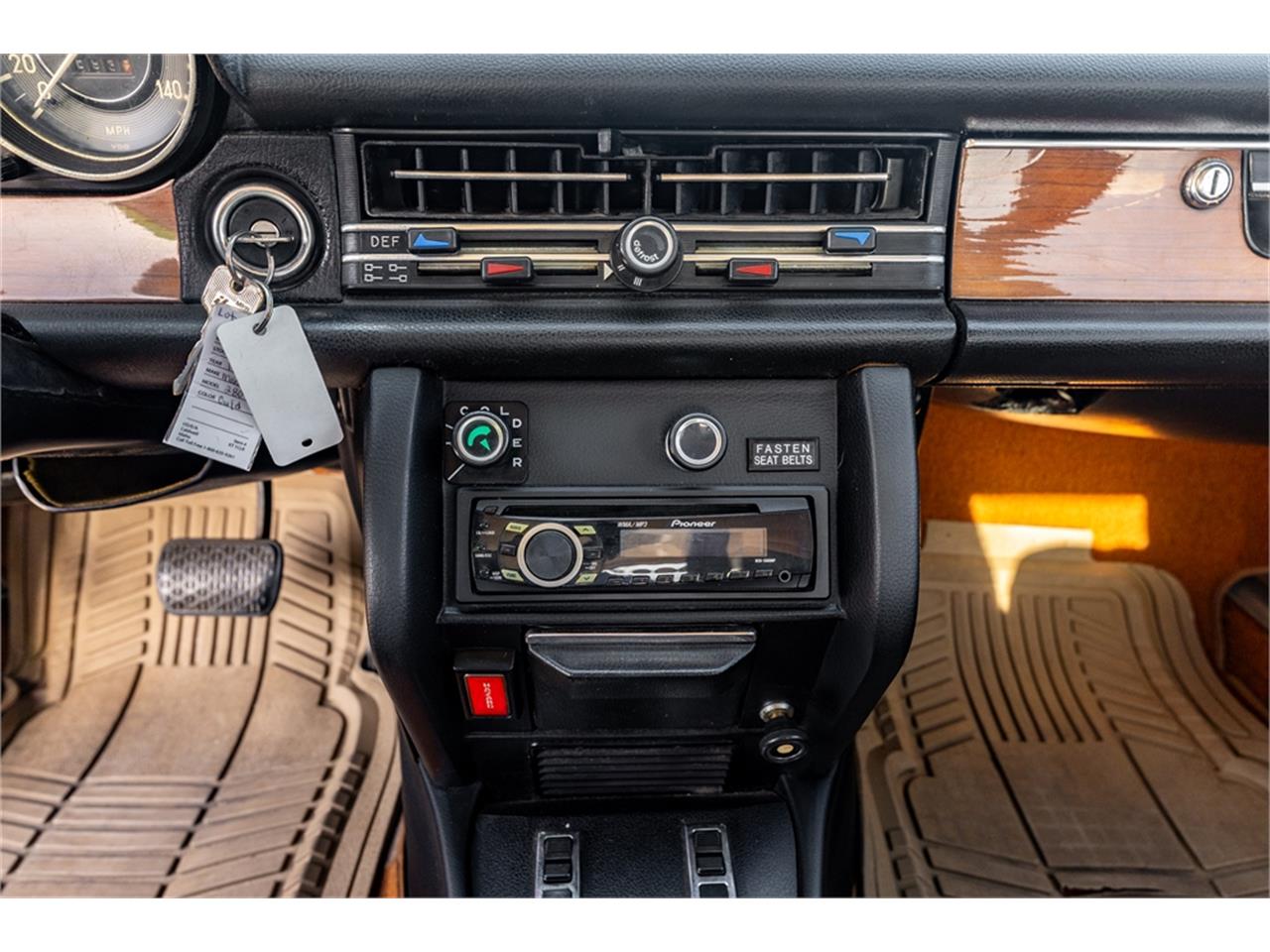 Mercedes-benz-280-1976-Gold-Tan-44