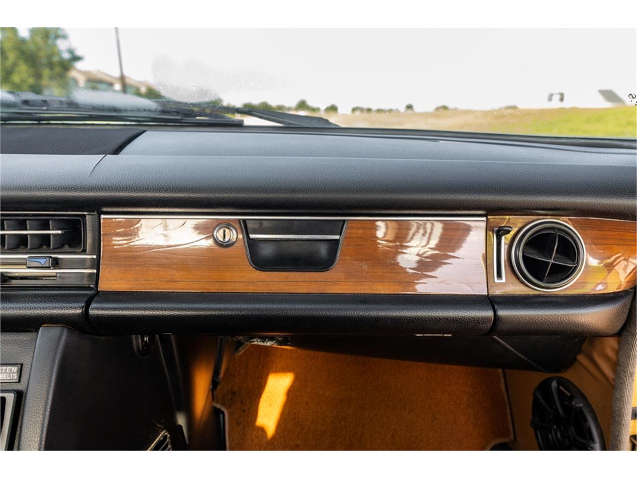 Mercedes-benz-280-1976-Gold-Tan-46