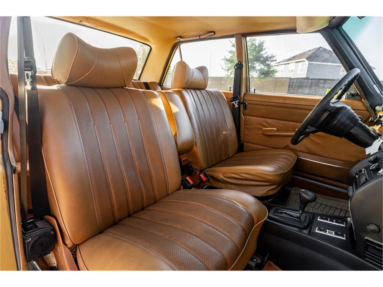 Mercedes-benz-280-1976-Gold-Tan-48
