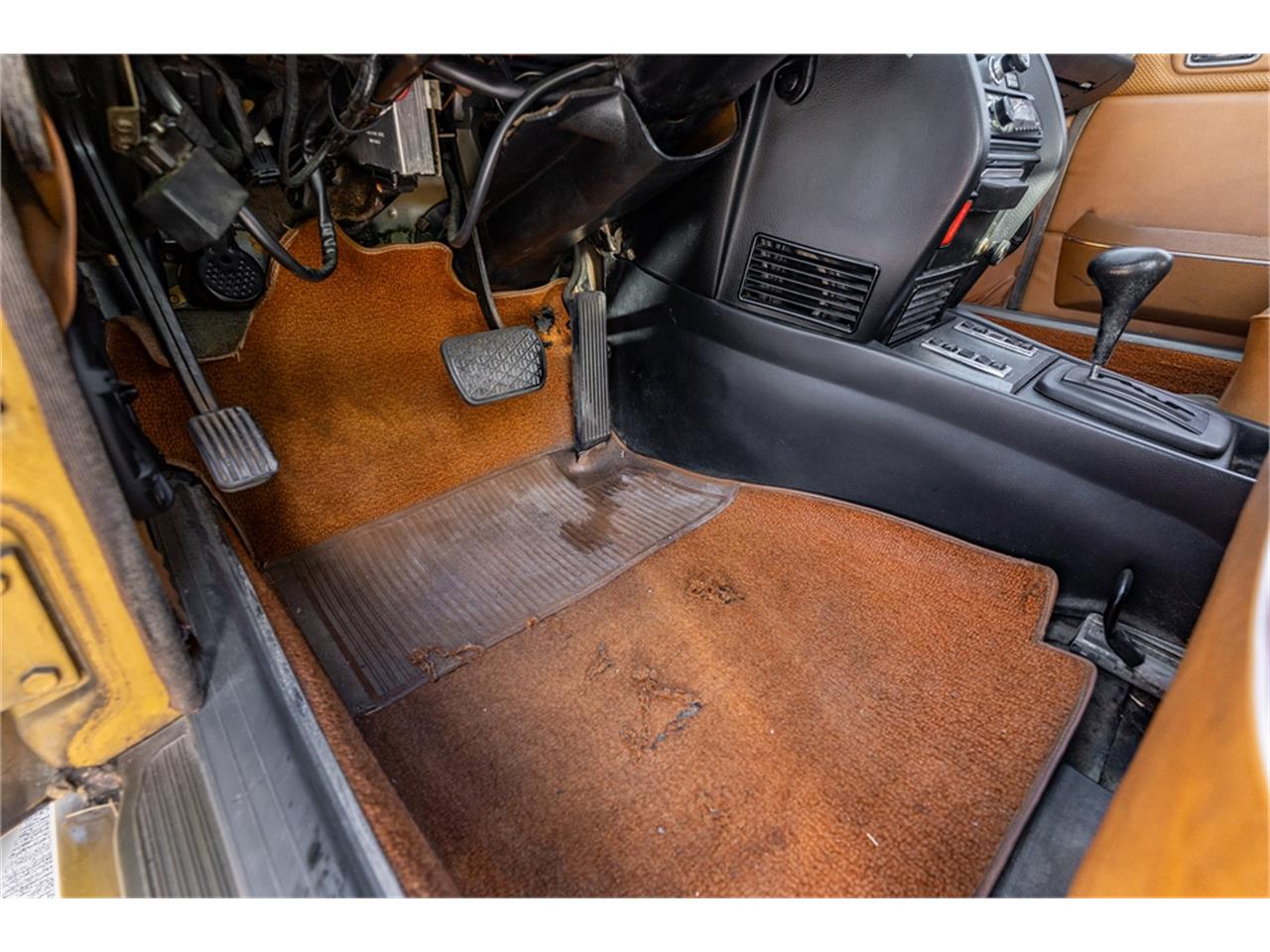 Mercedes-benz-280-1976-Gold-Tan-54