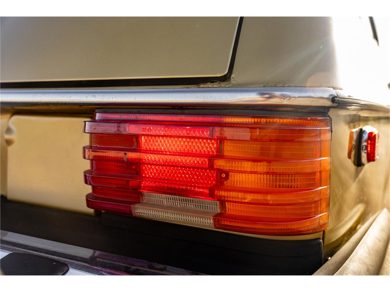 Mercedes-benz-280-1976-Gold-Tan-74
