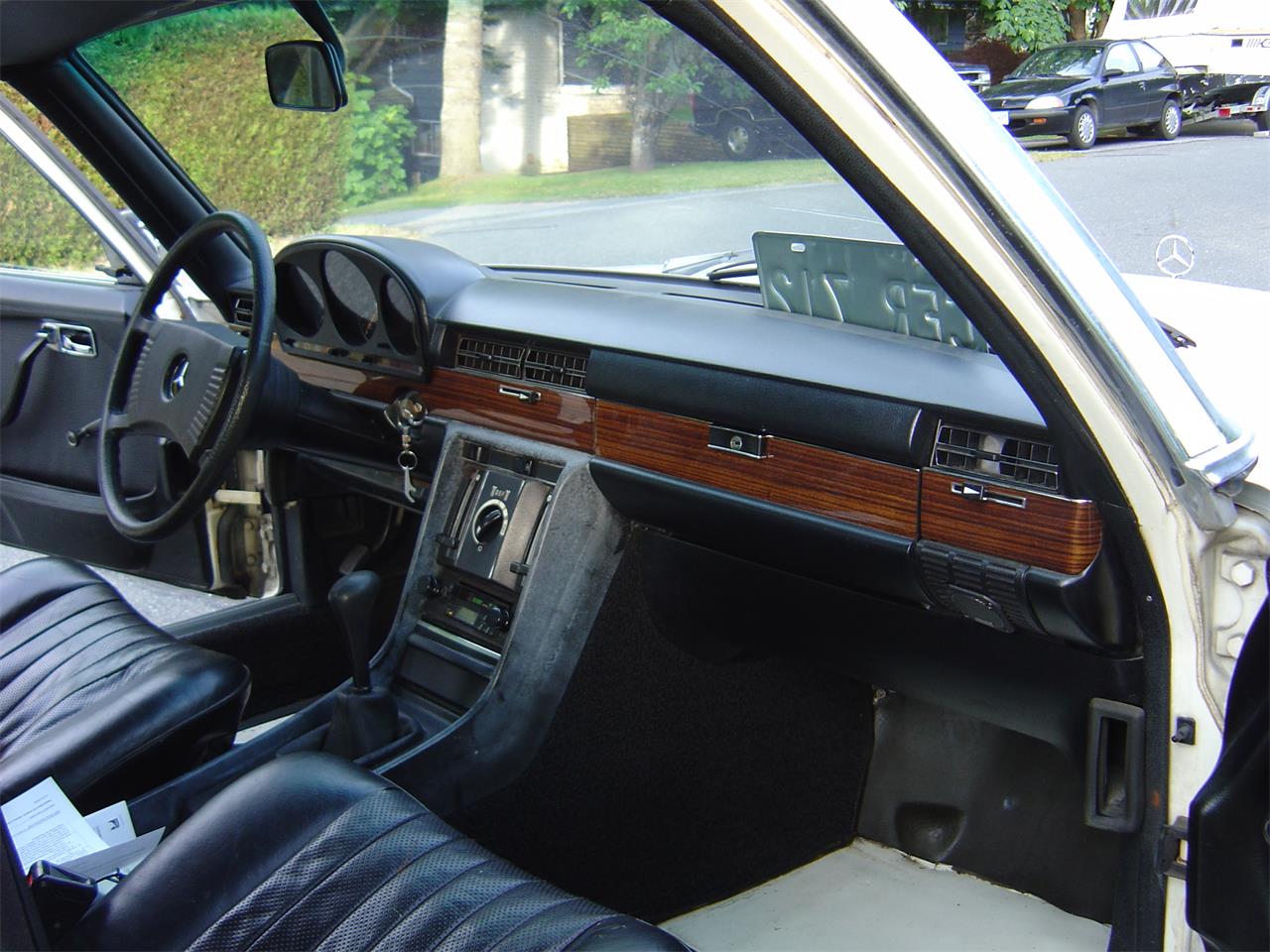 Mercedes-benz-280sel-1973-Pastel-White-Black-5