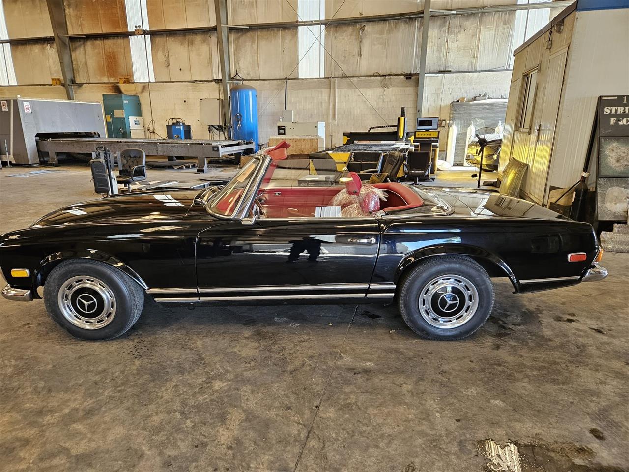 Mercedes-benz-280sl-1970-Black-Classic-Red-21