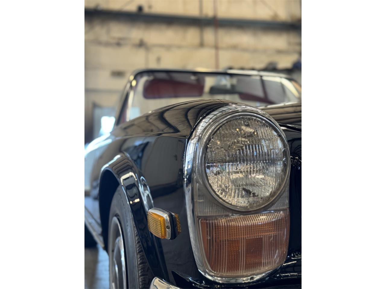 Mercedes-benz-280sl-1970-Black-Classic-Red-37