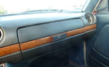 Mercedes-benz-300d-1977-Signal-Red-Blue-Leather-11