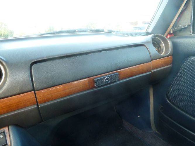 Mercedes-benz-300d-1977-Signal-Red-Blue-Leather-11