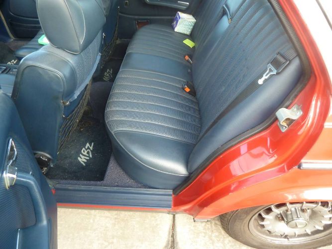 Mercedes-benz-300d-1977-Signal-Red-Blue-Leather-13