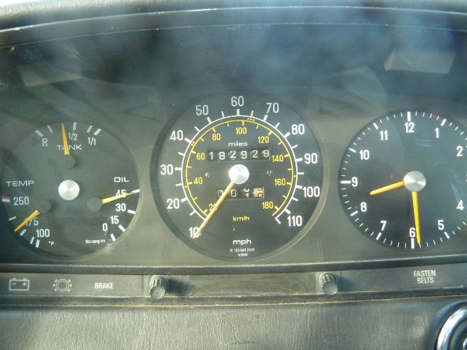 Mercedes-benz-300d-1977-Signal-Red-Blue-Leather-16