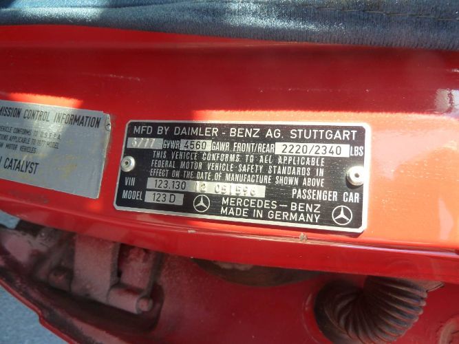 Mercedes-benz-300d-1977-Signal-Red-Blue-Leather-23