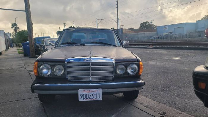 Mercedes-benz-300d-1980-Brown-11