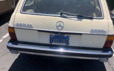 Mercedes-benz-300d-1980-Custom-Leather-10