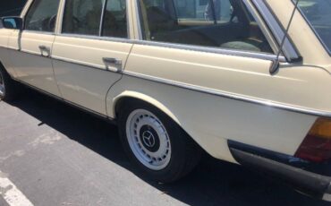Mercedes-benz-300d-1980-Custom-Leather-11