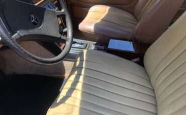 Mercedes-benz-300d-1980-Custom-Leather-7