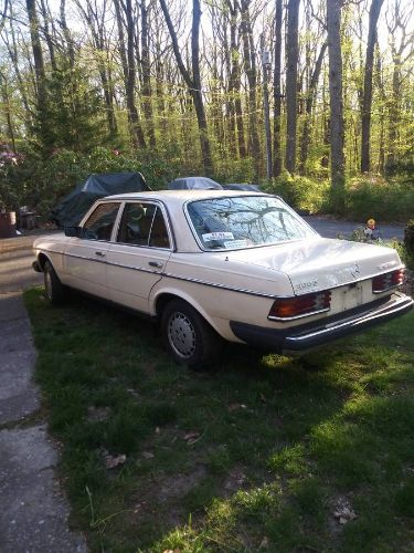 Mercedes-benz-300d-1982-Yellow-12