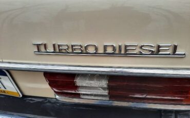 Mercedes-benz-300d-1982-Yellow-17