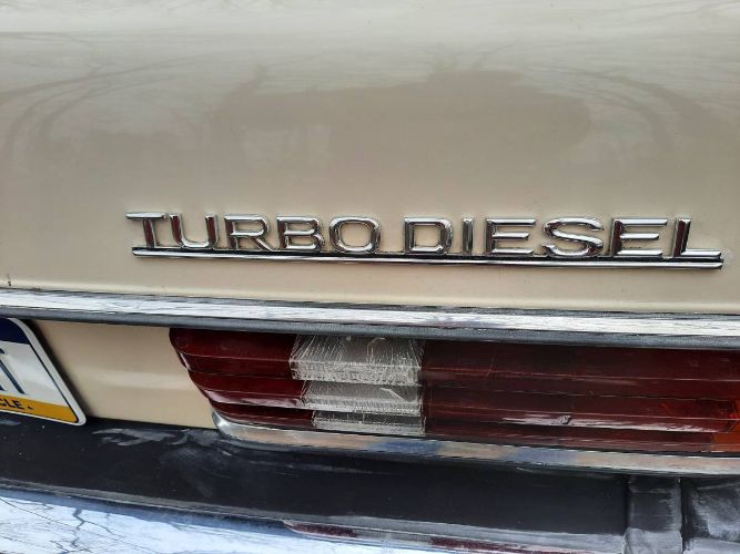 Mercedes-benz-300d-1982-Yellow-17