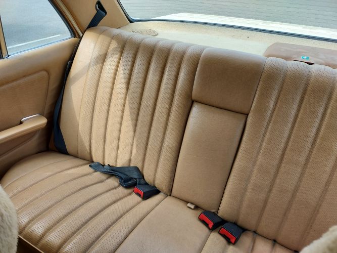 Mercedes-benz-300d-1983-1