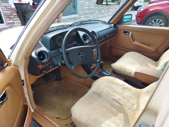 Mercedes-benz-300d-1983-2