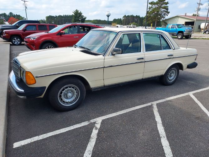Mercedes-benz-300d-1983-3
