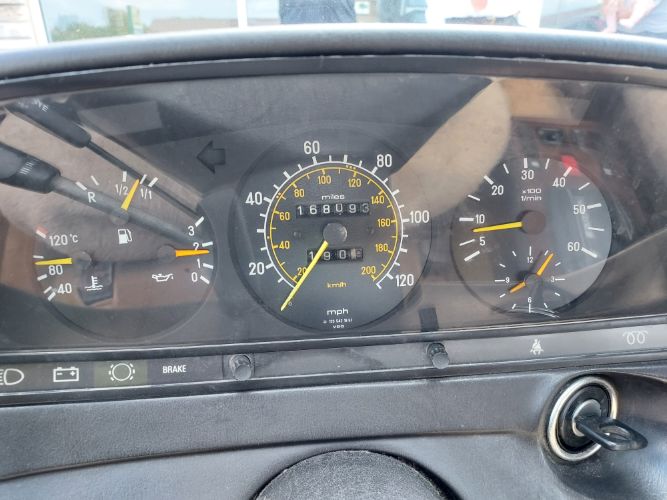 Mercedes-benz-300d-1983-4