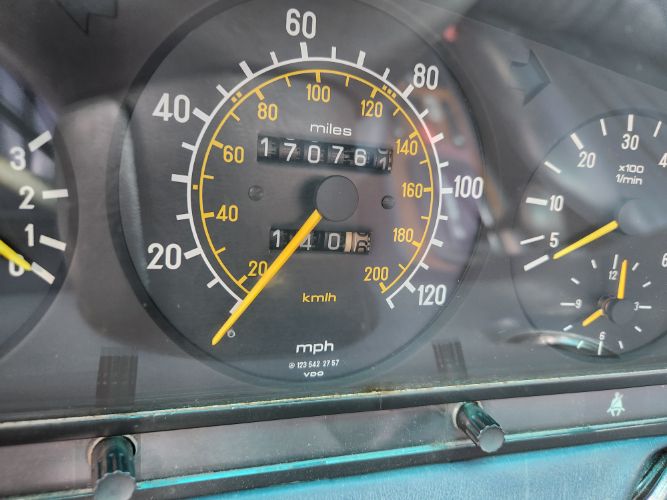Mercedes-benz-300d-1985-16