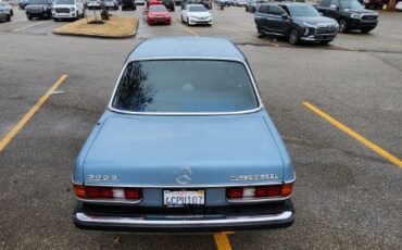 Mercedes-benz-300d-1985-9