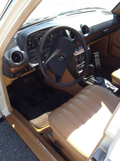 Mercedes-benz-300d-diesel-1980-white-4