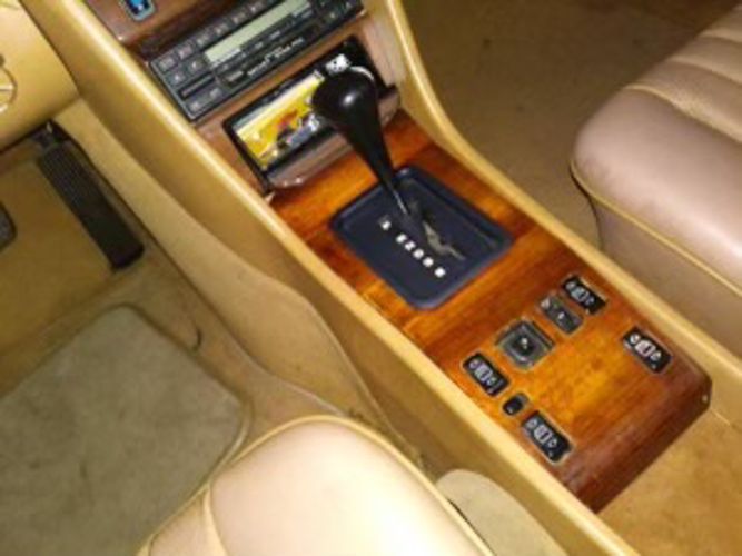 Mercedes-benz-300e-1988-3