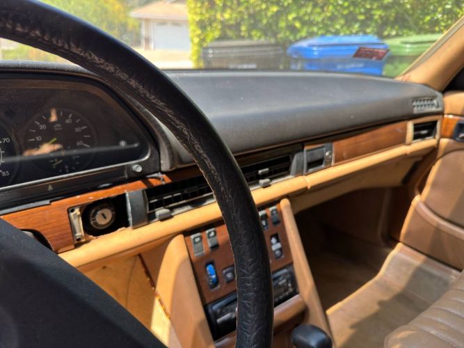 Mercedes-benz-300sd-1981-Yellow-10