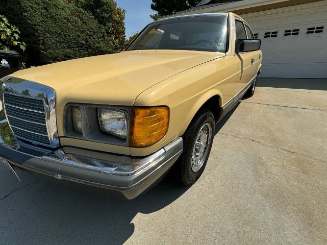Mercedes-benz-300sd-1981-Yellow-11
