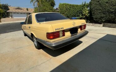Mercedes-benz-300sd-1981-Yellow-12