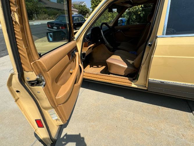 Mercedes-benz-300sd-1981-Yellow-15