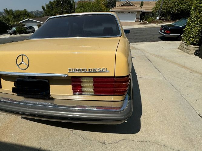 Mercedes-benz-300sd-1981-Yellow-18