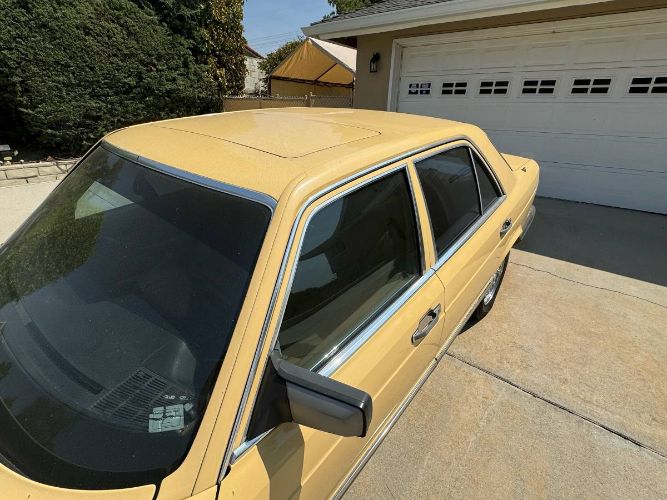 Mercedes-benz-300sd-1981-Yellow-2