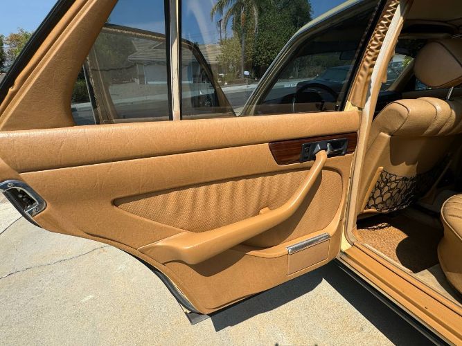 Mercedes-benz-300sd-1981-Yellow-8