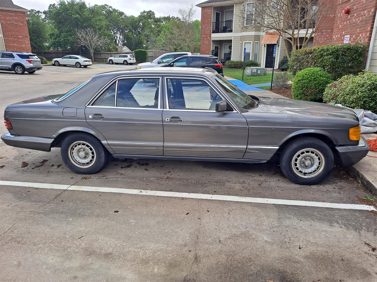 Mercedes-benz-300sd-1983-Gray-Burgundy-1