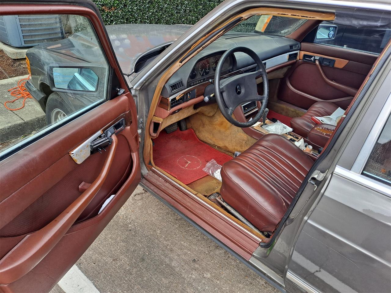 Mercedes-benz-300sd-1983-Gray-Burgundy-2
