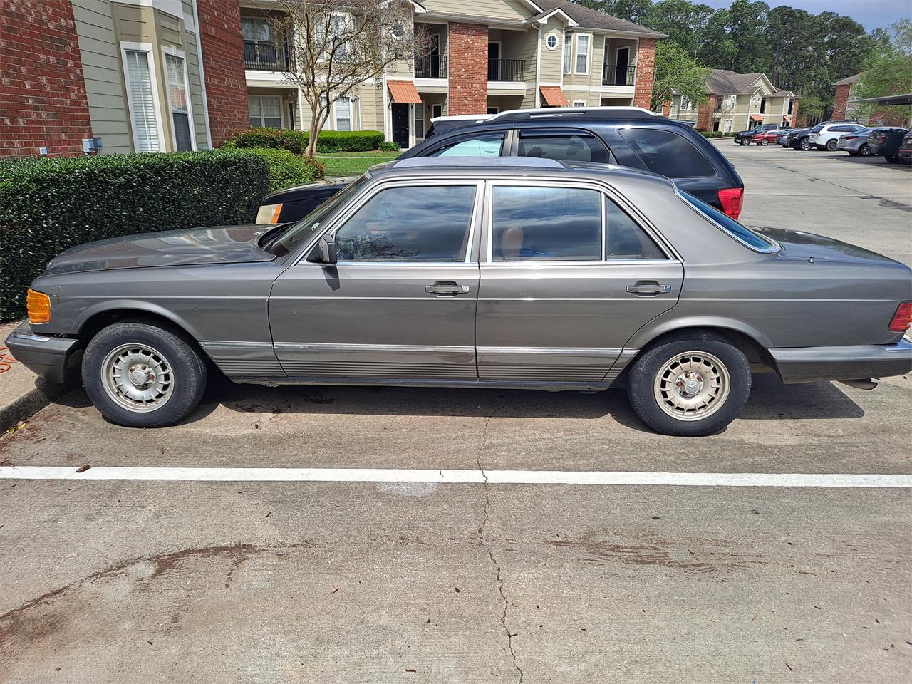 Mercedes-benz-300sd-1983-Gray-Burgundy-4