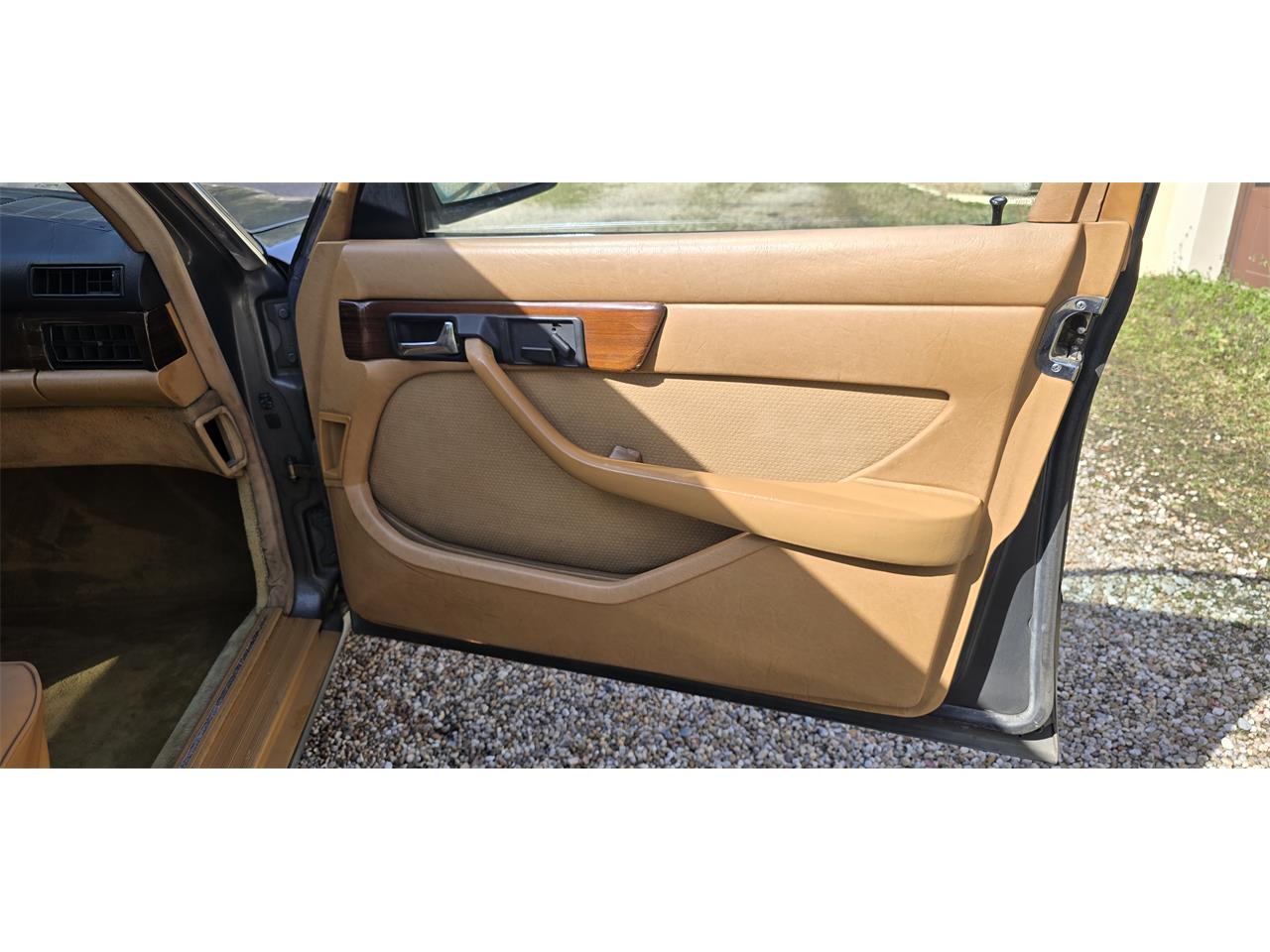 Mercedes-benz-300sd-1983-gray-Tan-16