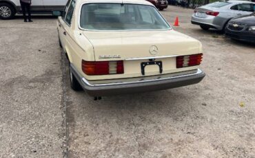 Mercedes-benz-300se-1984-3
