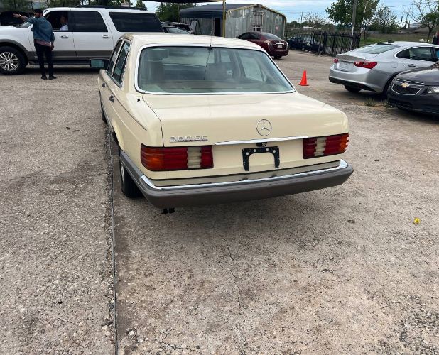 Mercedes-benz-300se-1984-3