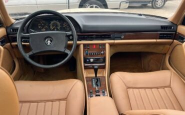 Mercedes-benz-300se-1984-4