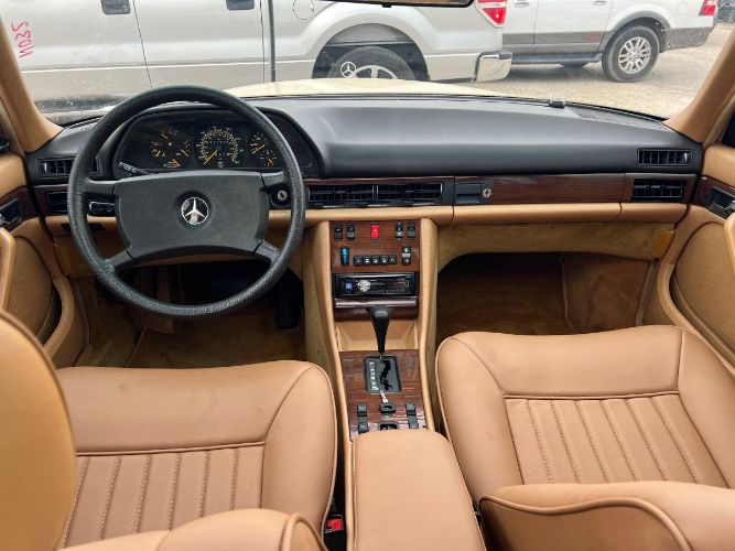 Mercedes-benz-300se-1984-4