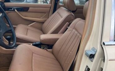 Mercedes-benz-300se-1984-6