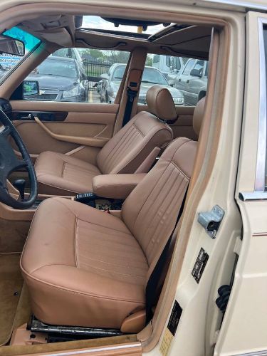 Mercedes-benz-300se-1984-6