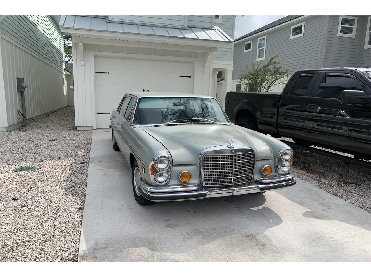 Mercedes-benz-300sel-1971-Metallic-Silver-Navy-Blue-1