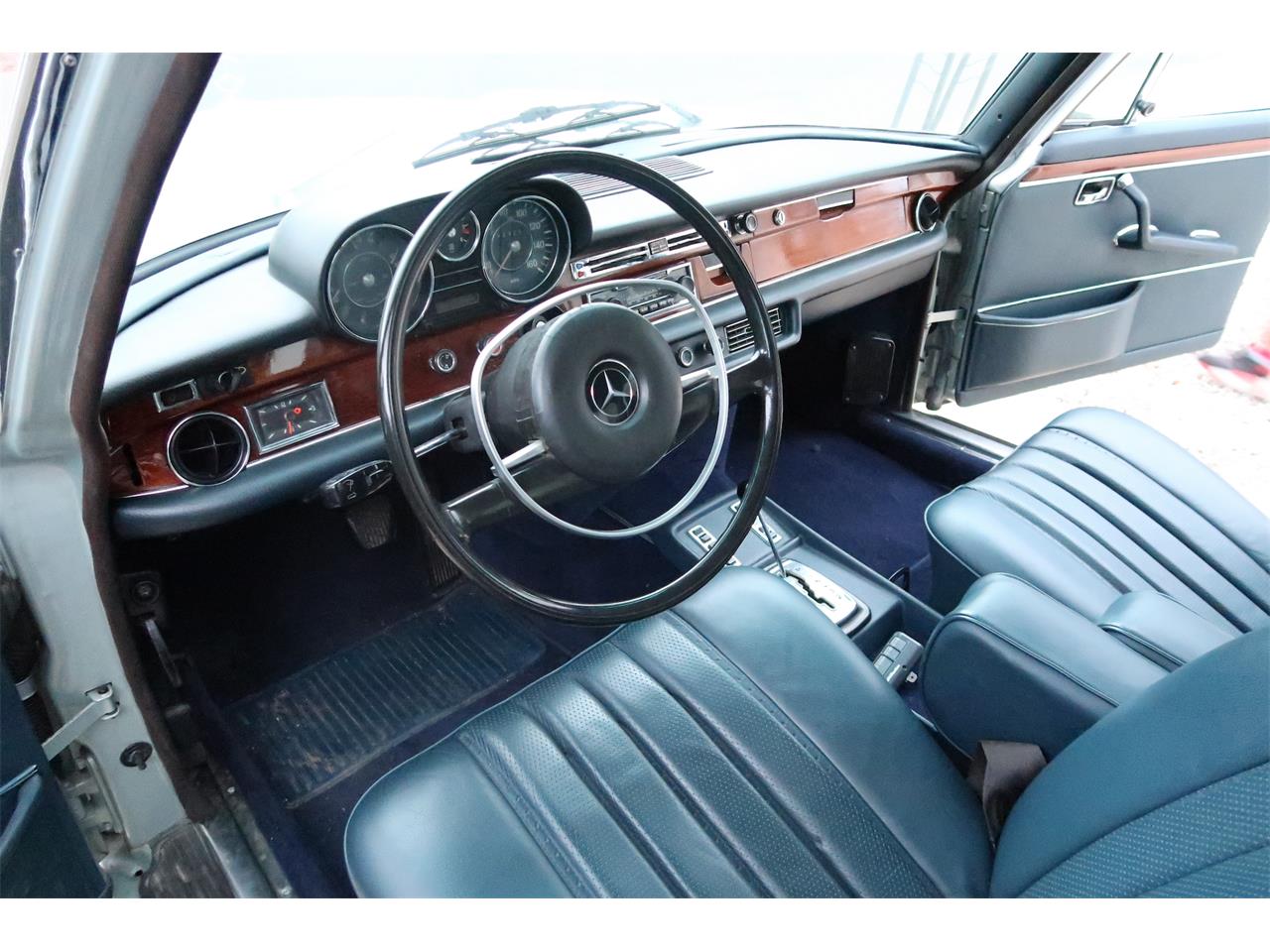 Mercedes-benz-300sel-1971-Metallic-Silver-Navy-Blue-2