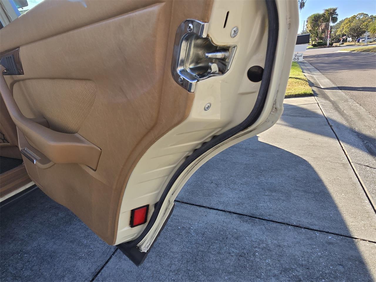 Mercedes-benz-500sel-1985-Pale-Yellow-Tan-18
