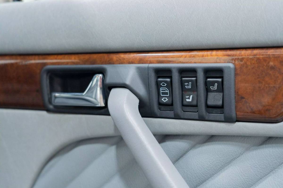 Mercedes-benz-560-series-sel-4d-1991-silver-18